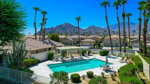 A resort with a swimming pool, palm trees, and mountain views. - Charming 1-bedroom Casita in gated Duna La Quinta. Walk to Old Town & LQ Resort (La Quinta)
