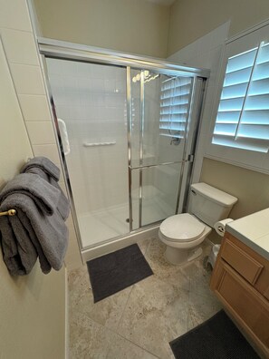 Hair dryer, towels, soap, shampoo - Charming 1-bedroom Casita in gated Duna La Quinta. Walk to Old Town & LQ Resort (La Quinta)