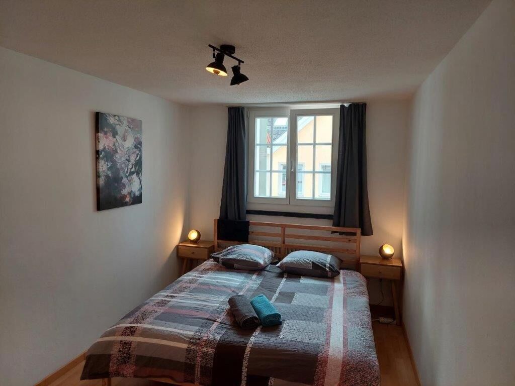 2 chambres, bureau, fer et planche à repasser, lit parapluie