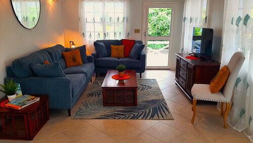 Mango Tree Cottage with Chill Pool. Short Walk To The Beach