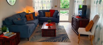 Mango Tree Cottage with Chill Pool. Short Walk To The Beach