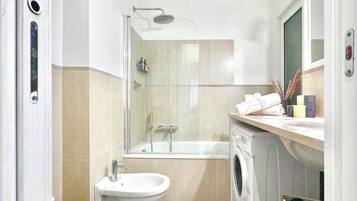 Haartrockner, Bidet, HandtĂŒcher, Seife