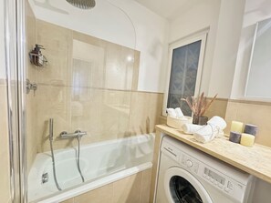 Séchoir à cheveux, bidet, serviettes fournies, savon