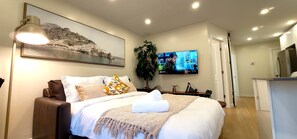 1 bedroom, iron/ironing board, WiFi, bed sheets - Urban-Peg: Modern Comfort in the Heart of the City (Winnipeg)