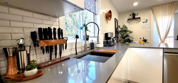 Dishwasher, blender - Urban-Peg: Modern Comfort in the Heart of the City (Winnipeg)