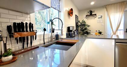 Urban-Peg: Modern Comfort in the Heart of the City