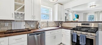 Pet friendly home with private pool,hot tub,blocks from the beach & restaurants