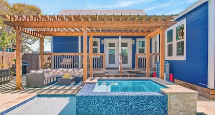 Pet friendly home with private pool,hot tub,blocks from the beach & restaurants