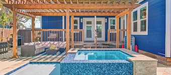 Pet friendly home with private pool,hot tub,blocks from the beach & restaurants