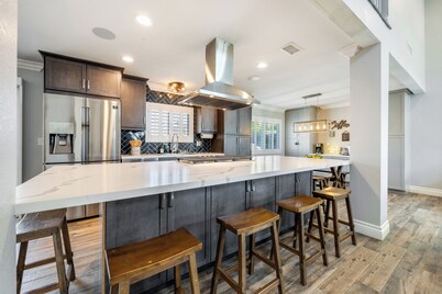 Charming 4-bedroom house 15 PERSON HEATED SPA ,AC and WiFi in Riverside