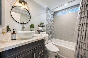 Een douche, een haardroger, handdoeken, zeep
