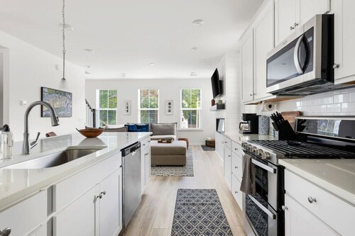 4 Bedroom - 10 min. to Downtown - 2024 Build Home!