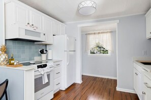 ثلاجة، ميكروويف، فرن، موقد طهي مسطح