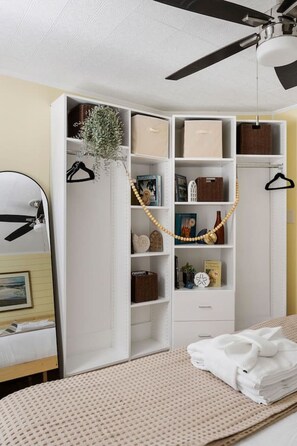 2 habitaciones, tabla de planchar con plancha y cuna de viaje