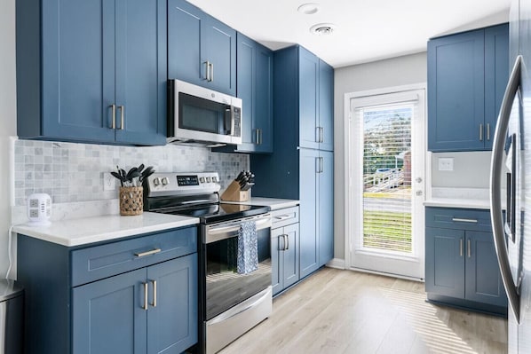 Réfrigérateur, four à micro-ondes, un four, surface de cuisson