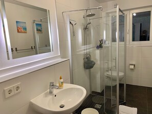 Shower, hair dryer, towels, toilet paper - SeeVital vacation apartment - 4 minutes to Lake Constance. Quiet location with terrace. (Langenargen)
