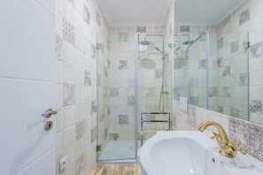 Căn hộ, 3 phòng ngủ, hút thuốc, 2 phòng tắm | Phòng tắm | Buồng tắm vòi sen, khăn tắm 