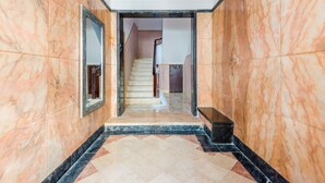 A marble hallway with a staircase leading to an upper floor. - Bela Vista C in Lisboa (Lisbon)