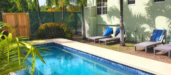 Palm Tree Cottage, with leisure pool, near the Beach