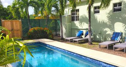Palm Tree Cottage, with leisure pool, near the Beach