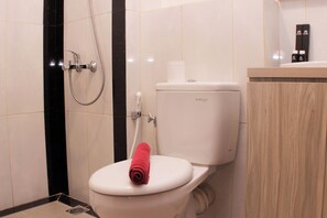 Deluxe Studio | Bilik Mandi | Pancuran mandi, tuala disediakan, sabun, syampu 