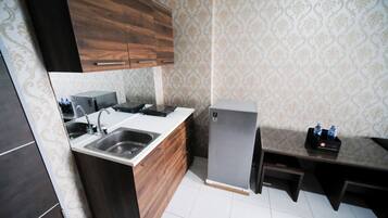 Deluxe Apartment | Private kitchen | Fridge, stovetop, rice cooker, dining tables