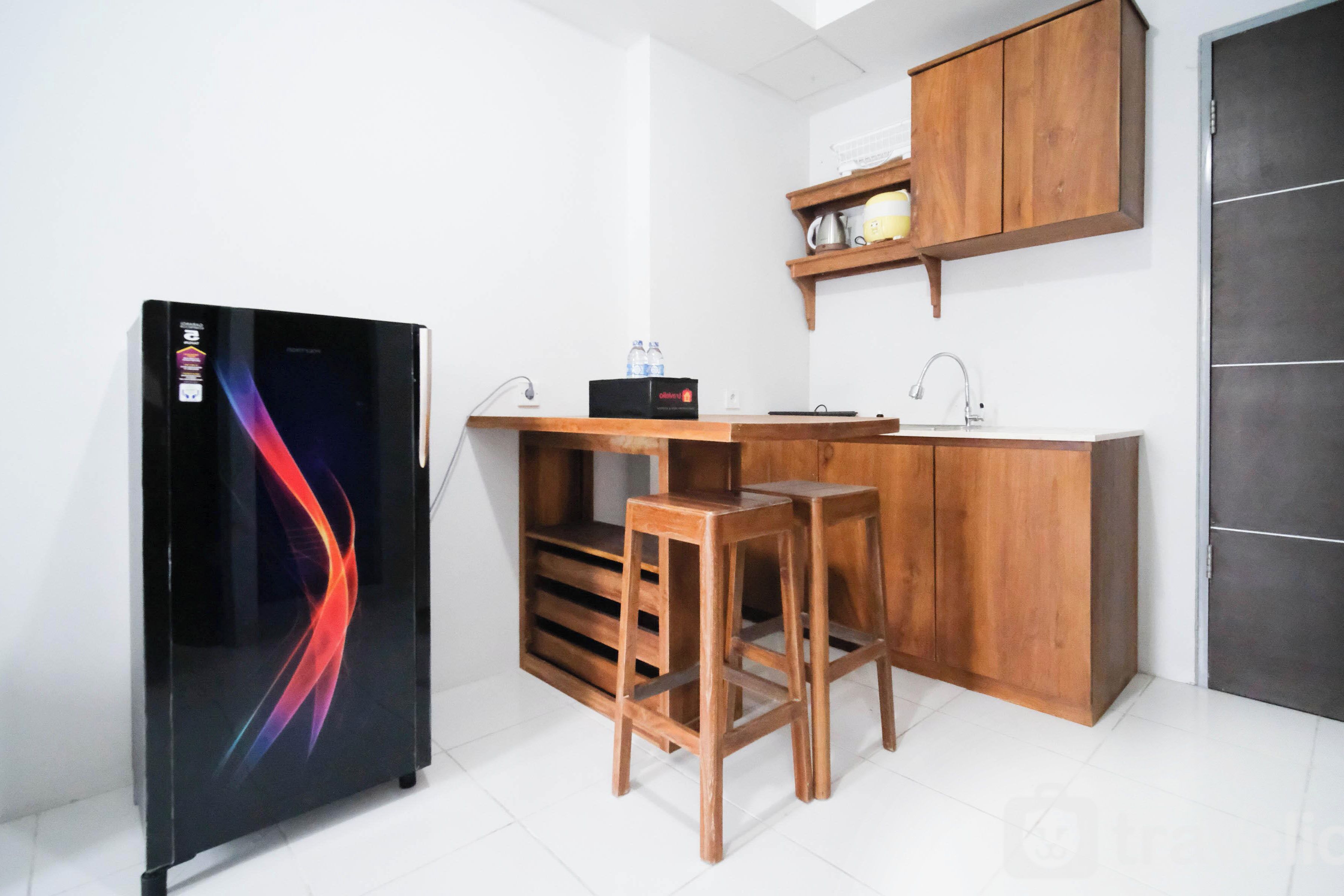 Deluxe Apartment | Private kitchen | Fridge, stovetop, rice cooker, dining tables