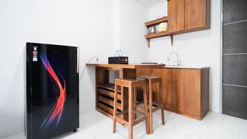 Deluxe Apartment | Private kitchen | Fridge, stovetop, rice cooker, dining tables