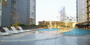 Outdoor pool - Cozy Stay Studio At Apartment Tamansari Prospero Sidoarjo (Sidoarjo)