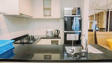 Deluxe appartement | Privékeuken | Een koelkast, een microgolfoven, een kookplaat, een rijstkoker