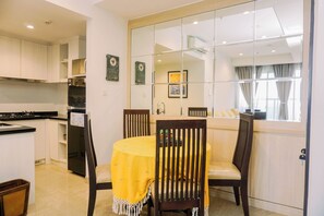 Deluxe Apartment | Dining room