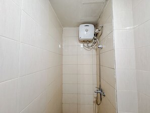 Dusche, kostenlose Toilettenartikel, Handtücher, Seife