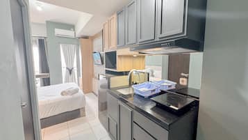Deluxe Studio | Private kitchen | Fridge, stovetop, rice cooker