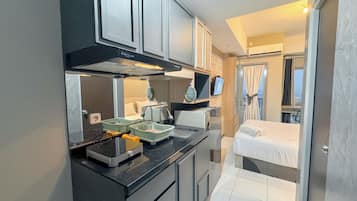 Deluxe Studio | Private kitchen | Fridge, stovetop, rice cooker