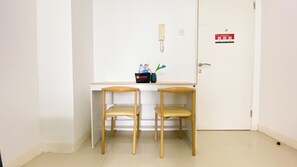 Deluxe Apartment | Dining room