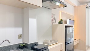 Eine moderne Küche mit Edelstahlspüle, Backofen und einer Waage auf der Arbeitsplatte.