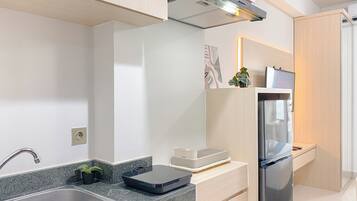 Studio Deluks | Dapur pribadi | Lemari es, kompor, dan penanak nasi