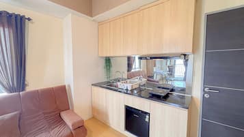 Deluxe Apartment | Private kitchen | Mini-fridge, stovetop, rice cooker, dining tables