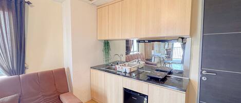 Frigobar, placa de cocina, arrocera, mesa de comedor