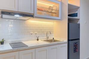 Deluxe Apartment | Private kitchen | Fridge, stovetop, rice cooker, dining tables