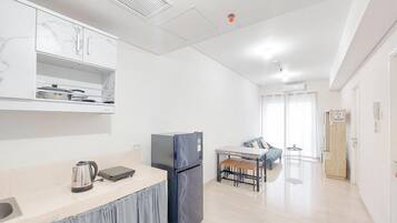 Deluxe Apartment | Private kitchen | Fridge, stovetop, rice cooker, dining tables