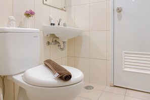 Appartamento Deluxe | Bagno | Doccia, set di cortesia gratuito, asciugamani, sapone