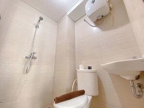 A bathroom with a shower, toilet, and sink. - Unique And Spacious Studio At Gateway Pasteur Apartment (Cimahi)
