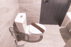 Deluxe Studio | Bathroom | Shower, free toiletries, towels, soap