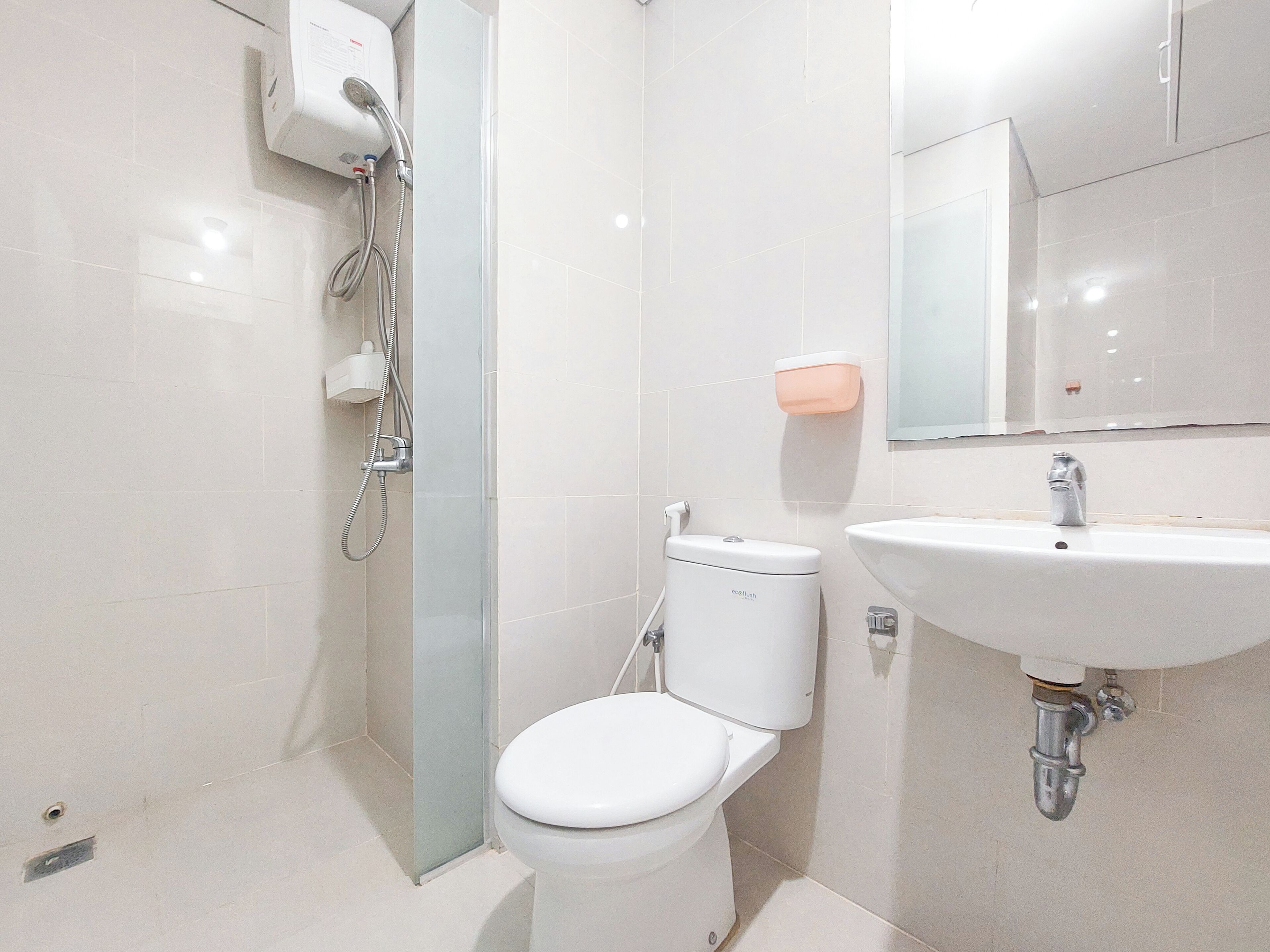 Une salle de bain moderne équipée de toilettes, d’un lavabo et d’une douche.