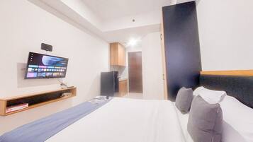 Deluxe Studio | Desk