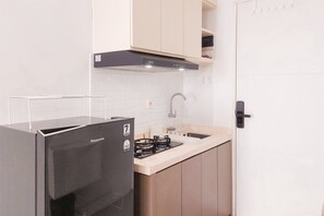 Studio Deluxe | Cuisine privée | Réfrigérateur, plaque de cuisson, cuiseur de riz