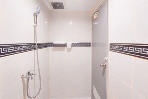 Deluxe Studio | Bathroom | Shower, free toiletries, towels, soap