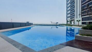 Una piscina al aire libre