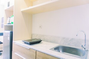Studio Deluxe | Cuisine privée | Réfrigérateur, plaque de cuisson, cuiseur de riz